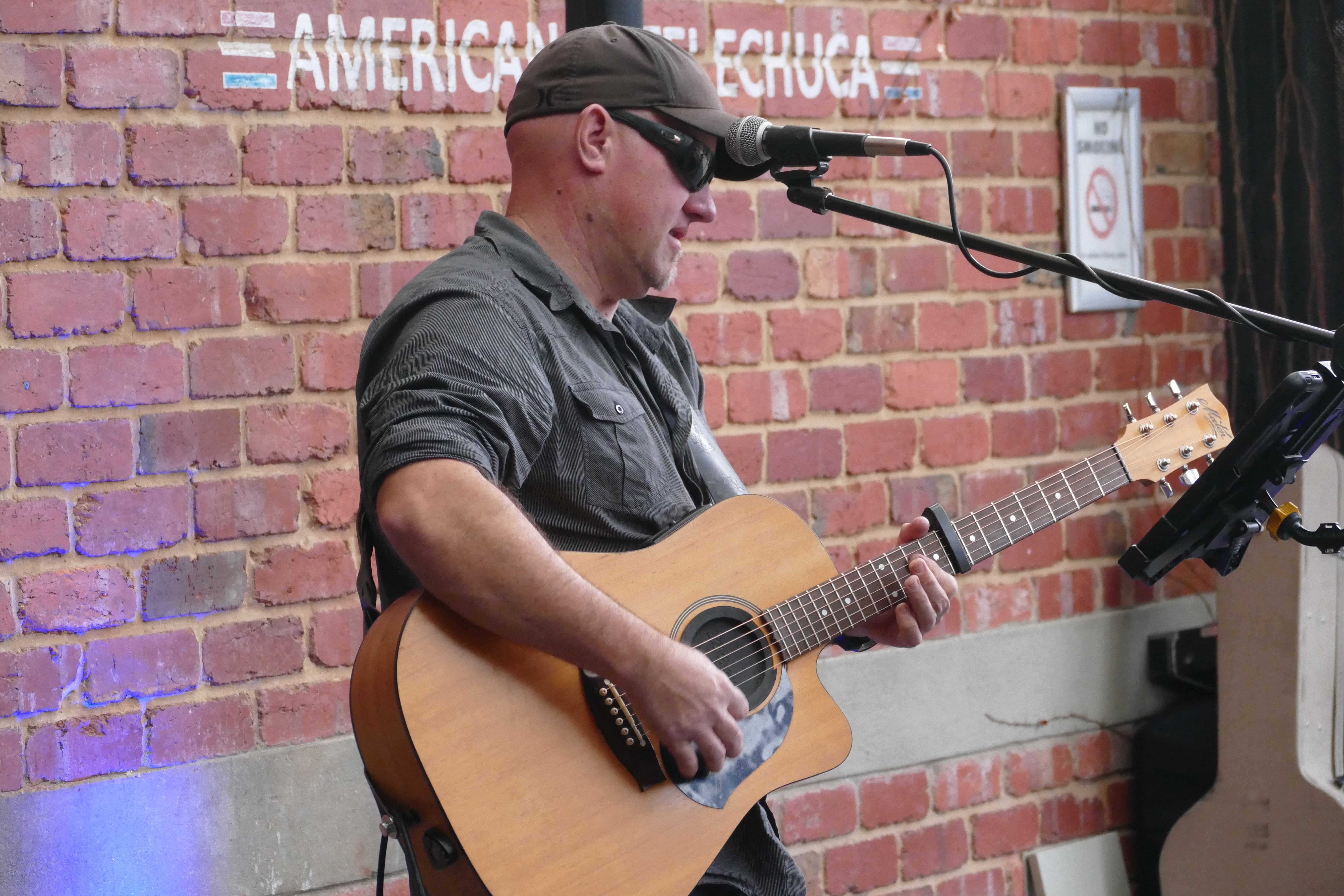 Simon Ward performing with Simbolikly Rogue